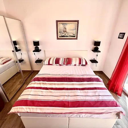 Kira Apartment