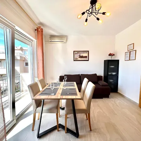 Kira Apartment