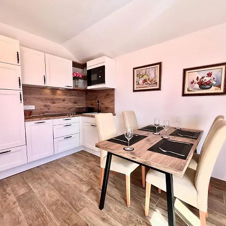 Kira Apartment
